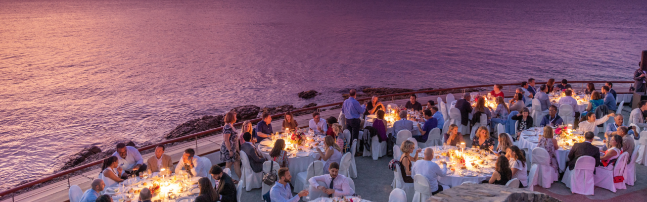 Tendencias en eventos corporativos de los últimos 25 años y qué nos depara el futuro 1 Evento de empresa al atardecer en la playa